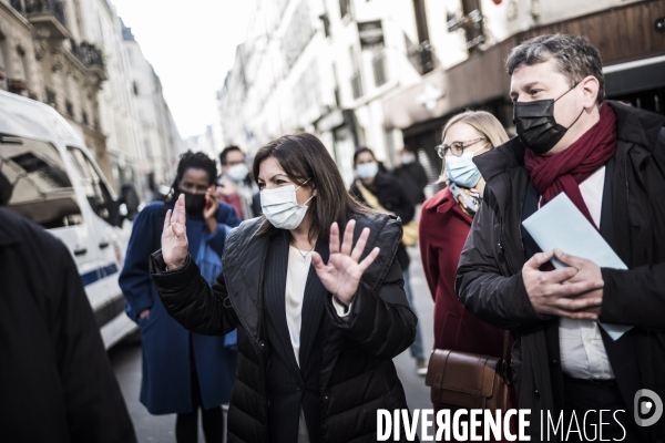 Anne Hidalgo dans le quartier de la goutte d or