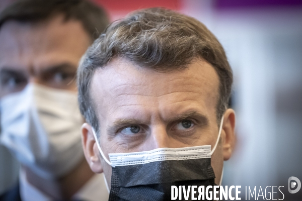 Macron au vaccinodrome de la Porte de Versailles