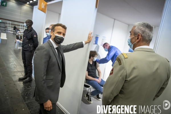 Macron au vaccinodrome de la Porte de Versailles