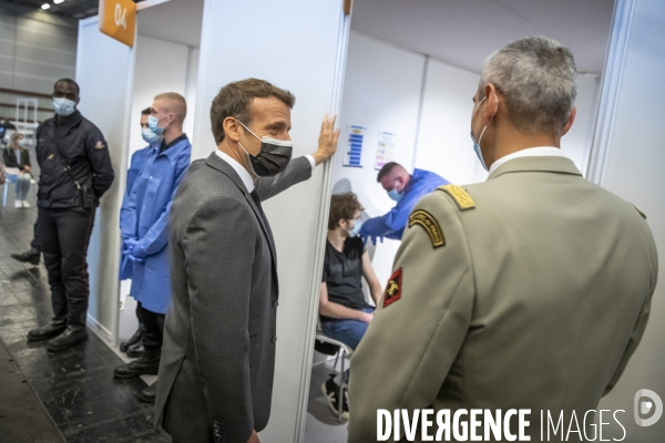 Macron au vaccinodrome de la Porte de Versailles