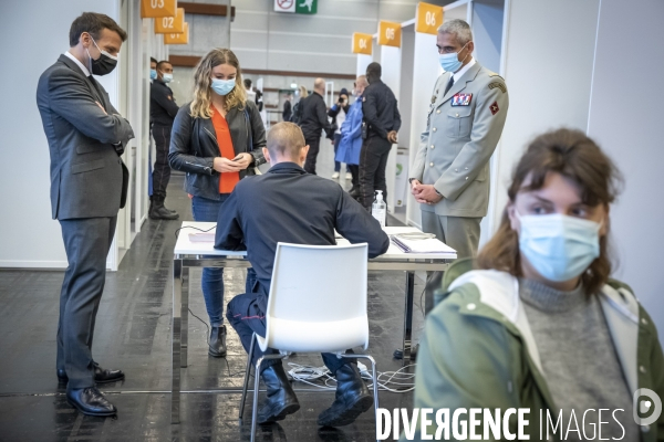 Macron au vaccinodrome de la Porte de Versailles