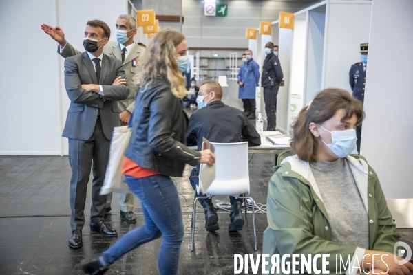 Macron au vaccinodrome de la Porte de Versailles