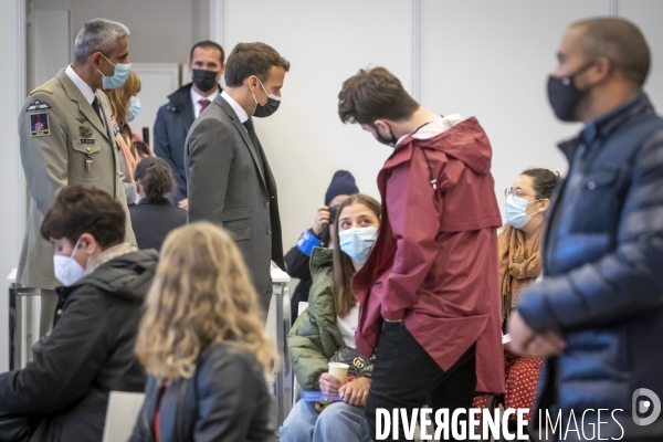 Macron au vaccinodrome de la Porte de Versailles