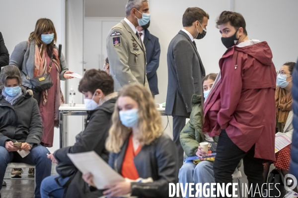 Macron au vaccinodrome de la Porte de Versailles