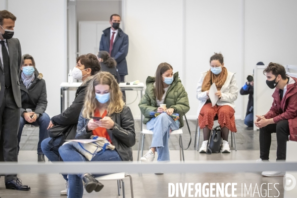 Macron au vaccinodrome de la Porte de Versailles