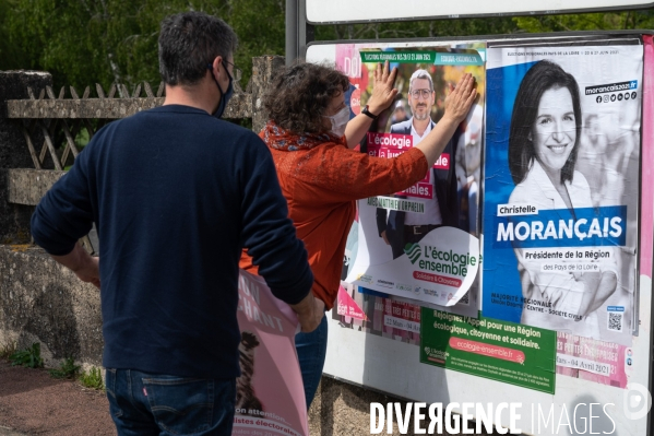 Elections régionales. Ecologie ensemble. Collage des affiches.