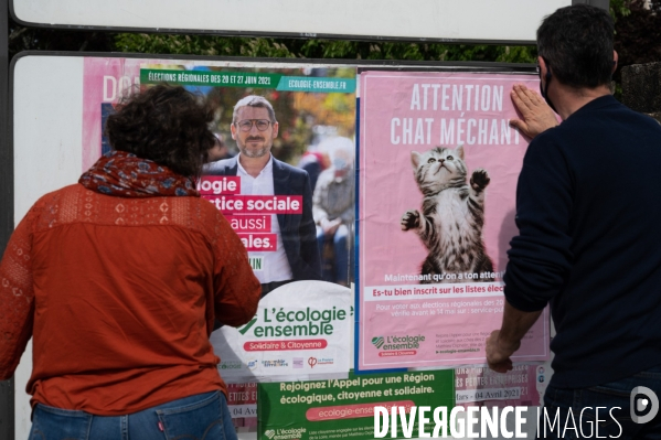 Elections régionales. Ecologie ensemble. Collage des affiches.