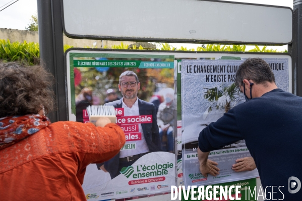 Elections régionales. Ecologie ensemble. Collage des affiches.