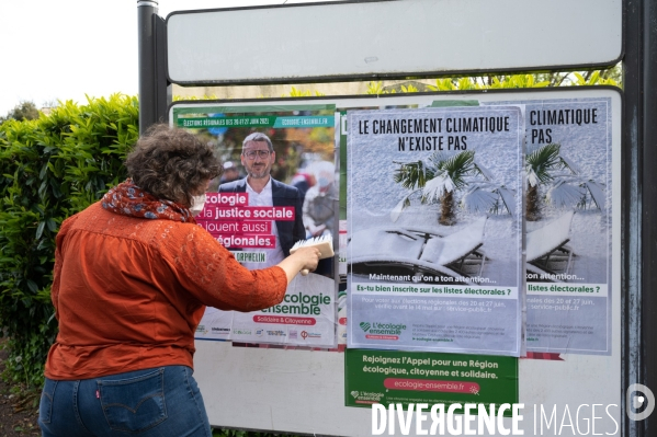 Elections régionales. Ecologie ensemble. Collage des affiches.