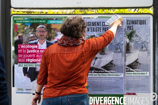 Elections régionales. Ecologie ensemble. Collage des affiches.