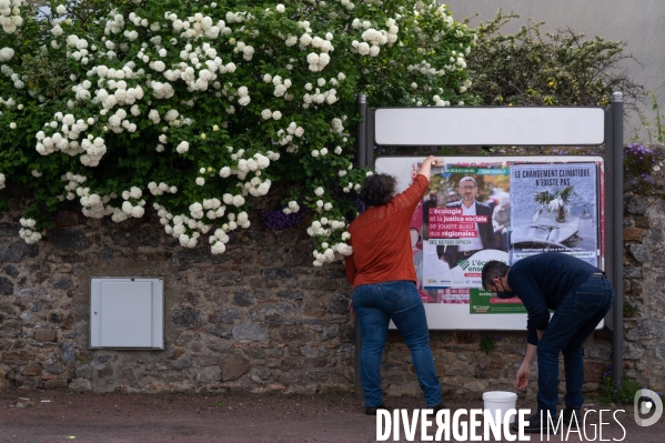 Elections régionales. Ecologie ensemble. Collage des affiches.