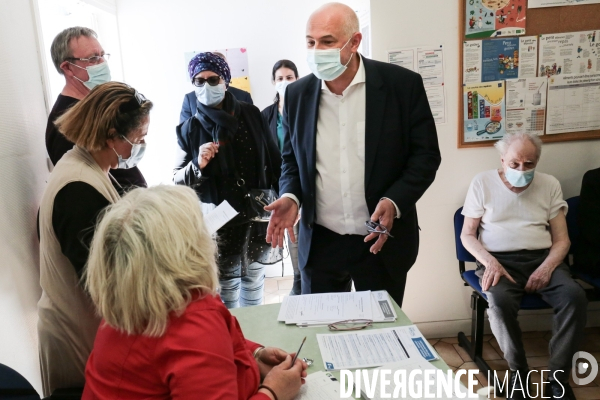 Laurent pietraszewski visite une maison de sante a nogent sur oise