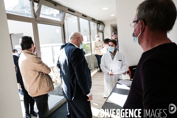 Laurent pietraszewski visite une maison de sante a nogent sur oise