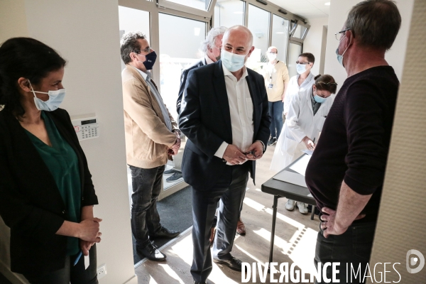 Laurent pietraszewski visite une maison de sante a nogent sur oise