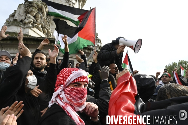 Manifestation interdite en soutien à la Palestine, à Paris. Demonstration for the Palestinians in Paris.