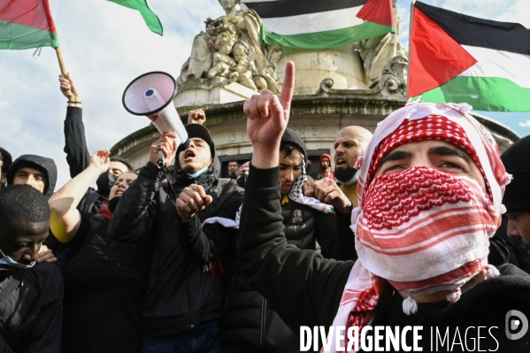 Manifestation interdite en soutien à la Palestine, à Paris. Demonstration for the Palestinians in Paris.