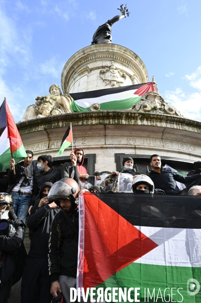 Manifestation interdite en soutien à la Palestine, à Paris. Demonstration for the Palestinians in Paris.