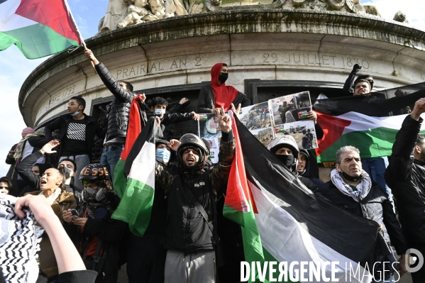 Manifestation interdite en soutien à la Palestine, à Paris. Demonstration for the Palestinians in Paris.