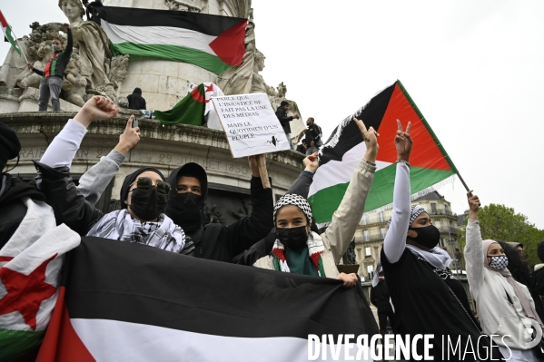 Manifestation interdite en soutien à la Palestine, à Paris. Demonstration for the Palestinians in Paris.