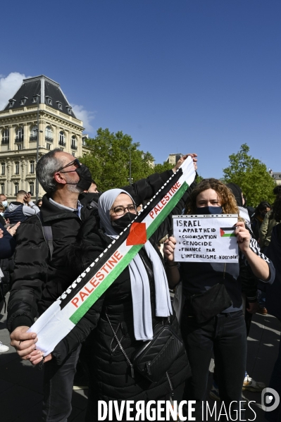 Manifestation interdite en soutien à la Palestine, à Paris. Demonstration for the Palestinians in Paris.