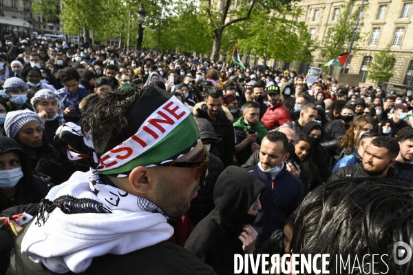 Manifestation interdite en soutien à la Palestine, à Paris. Demonstration for the Palestinians in Paris.