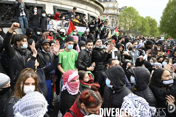 Manifestation interdite en soutien à la Palestine, à Paris. Demonstration for the Palestinians in Paris.