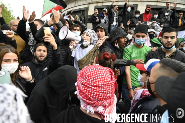 Manifestation interdite en soutien à la Palestine, à Paris. Demonstration for the Palestinians in Paris.