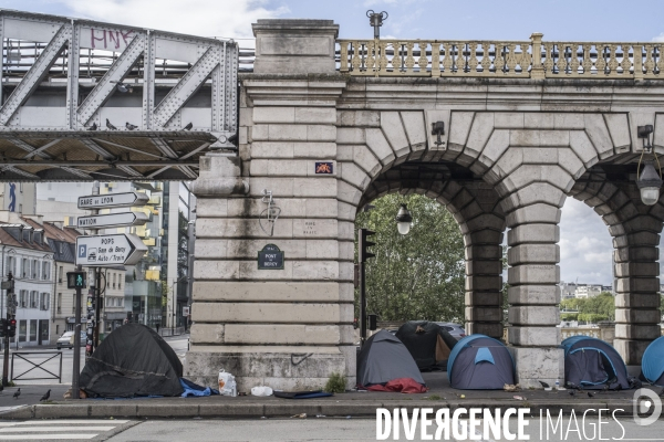 Tentes de sans-abris sous le pont de bercy