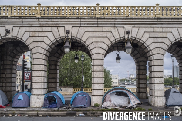 Tentes de sans-abris sous le pont de bercy