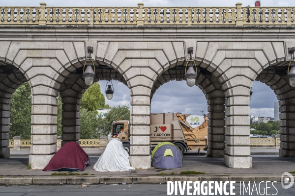 Tentes de sans-abris sous le pont de bercy