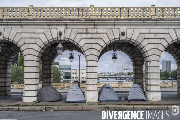 Tentes de sans-abris sous le pont de bercy