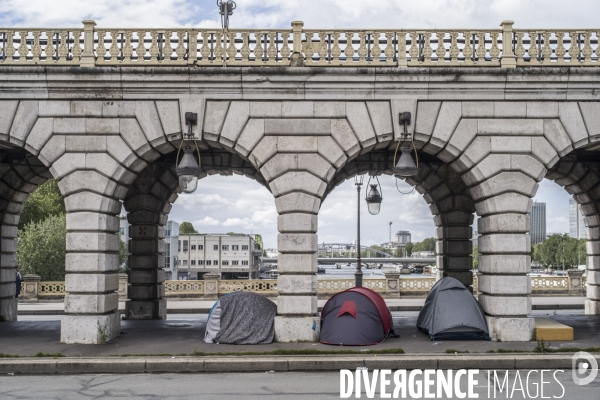 Tentes de sans-abris sous le pont de bercy