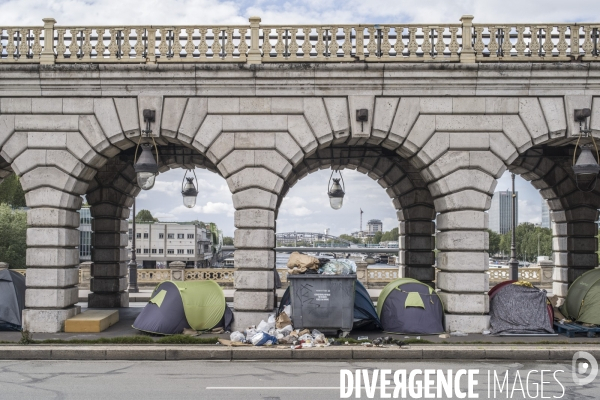 Tentes de sans-abris sous le pont de bercy