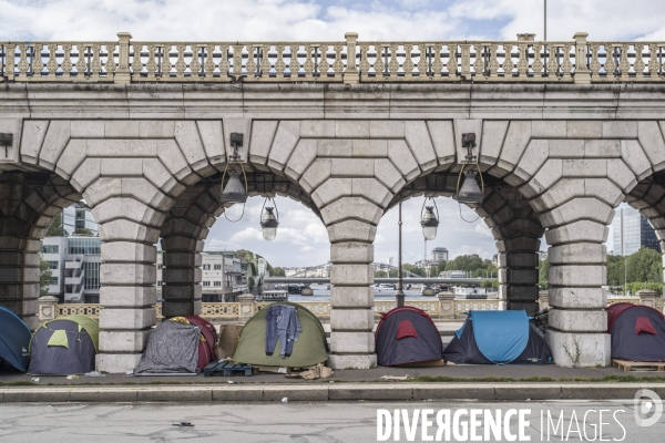 Tentes de sans-abris sous le pont de bercy