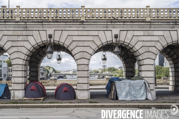 Tentes de sans-abris sous le pont de bercy