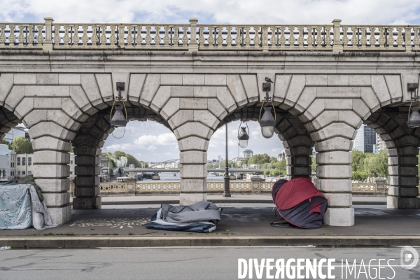 Tentes de sans-abris sous le pont de bercy