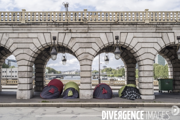 Tentes de sans-abris sous le pont de bercy