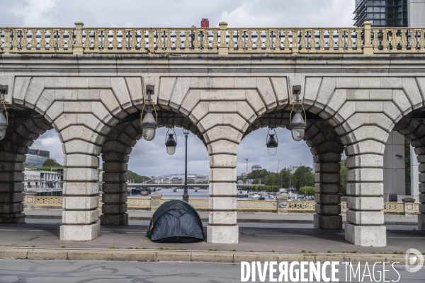 Tentes de sans-abris sous le pont de bercy