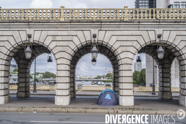 Tentes de sans-abris sous le pont de bercy