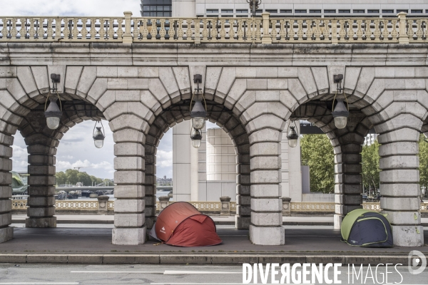 Tentes de sans-abris sous le pont de bercy