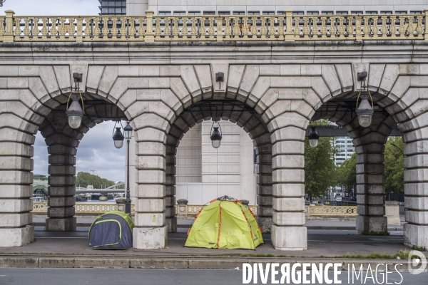 Tentes de sans-abris sous le pont de bercy