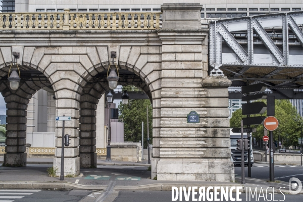 Tentes de sans-abris sous le pont de bercy