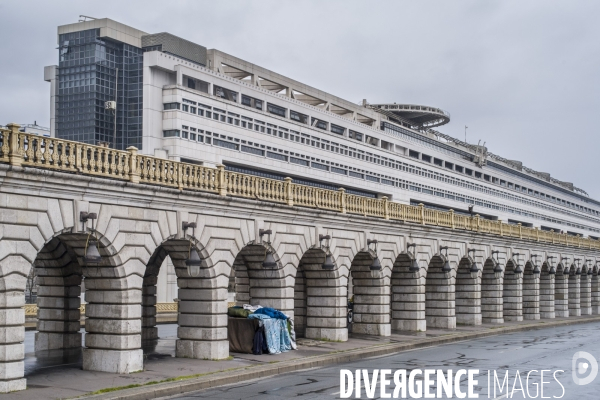 Tentes de sans-abris sous le pont de bercy