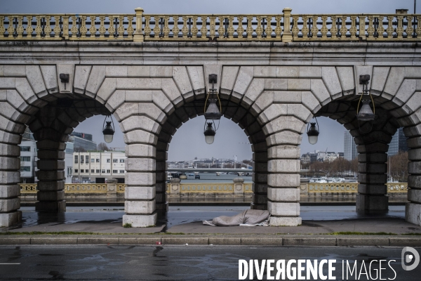 Tentes de sans-abris sous le pont de bercy