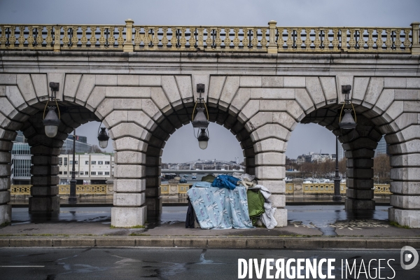 Tentes de sans-abris sous le pont de bercy