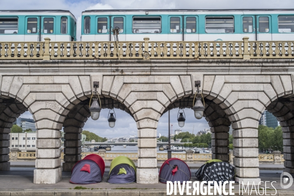 Tentes de sans-abris sous le pont de bercy