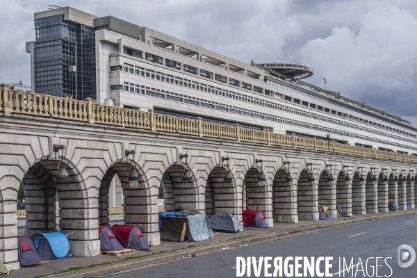 Tentes de sans-abris sous le pont de bercy