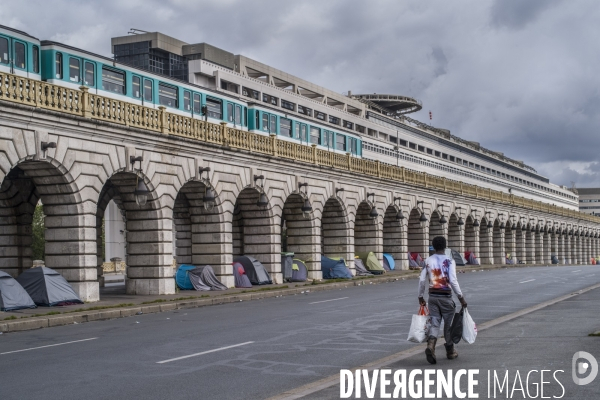 Tentes de sans-abris sous le pont de bercy