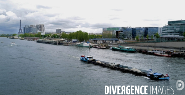 Péniche sur  la seine