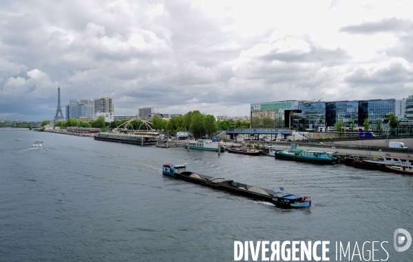 Péniche sur  la seine